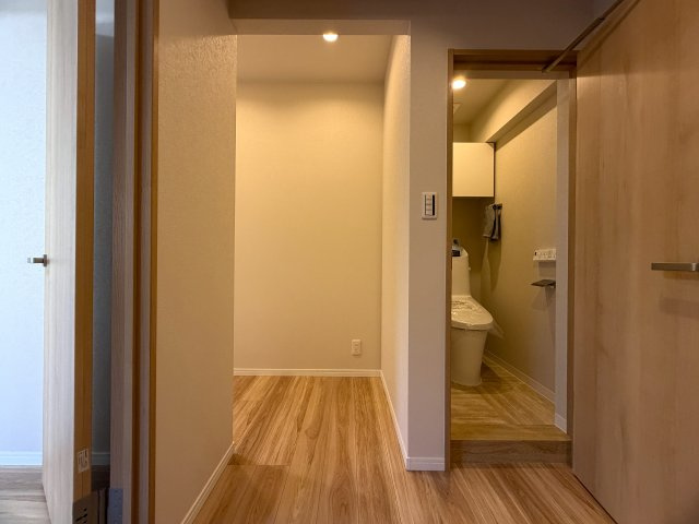 美室とはこのコト！！２階でも３面角部屋な上、陽当りも風通りも最高！！ゆいレールも利用できるアフターサービスも付いた、もうコレでしょ！的な、『ライオンズマンション松山』リノベーションの内装|明るい色調の室内です