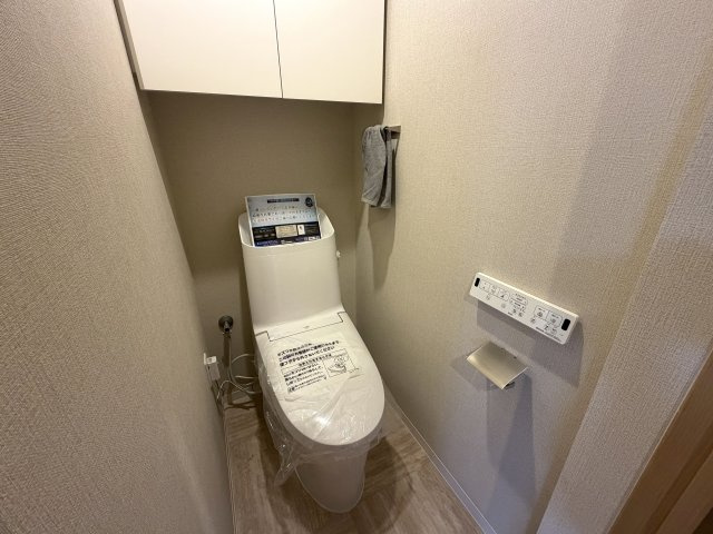 美室とはこのコト！！２階でも３面角部屋な上、陽当りも風通りも最高！！ゆいレールも利用できるアフターサービスも付いた、もうコレでしょ！的な、『ライオンズマンション松山』リノベーションのトイレ|清潔感のあるトイレです