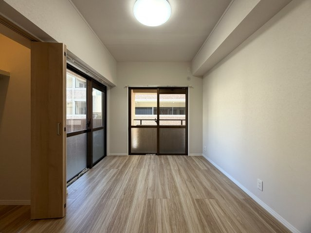 美室とはこのコト！！２階でも３面角部屋な上、陽当りも風通りも最高！！ゆいレールも利用できるアフターサービスも付いた、もうコレでしょ！的な、『ライオンズマンション松山』リノベーションの洋室|ゆったりした洋室です