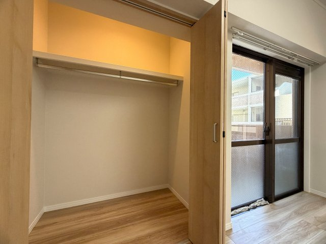 美室とはこのコト！！２階でも３面角部屋な上、陽当りも風通りも最高！！ゆいレールも利用できるアフターサービスも付いた、もうコレでしょ！的な、『ライオンズマンション松山』リノベーションの収納|小物を収納するのに便利です