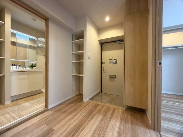 美室とはこのコト！！２階でも３面角部屋な上、陽当りも風通りも最高！！ゆいレールも利用できるアフターサービスも付いた、もうコレでしょ！的な、『ライオンズマンション松山』リノベーションの玄関|ゆったりとした玄関です
