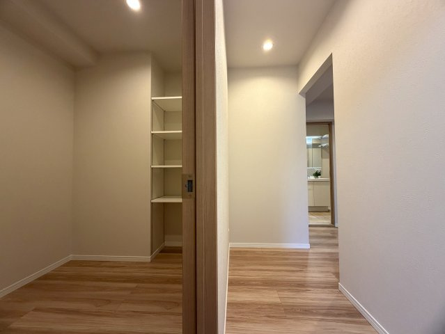 美室とはこのコト！！２階でも３面角部屋な上、陽当りも風通りも最高！！ゆいレールも利用できるアフターサービスも付いた、もうコレでしょ！的な、『ライオンズマンション松山』リノベーションの収納|大きなスペースがあり、収納には困りません
