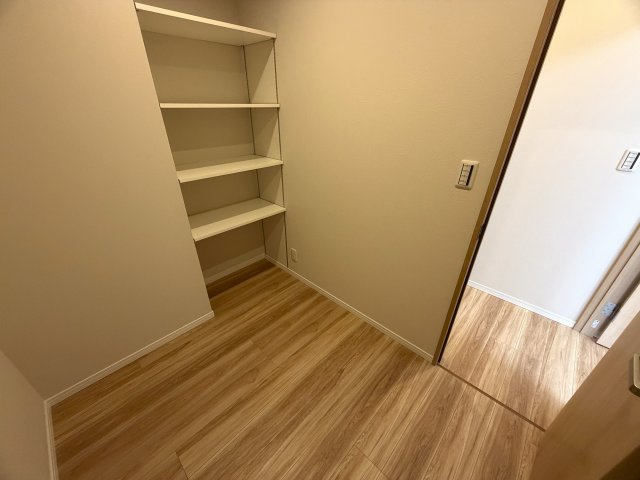 美室とはこのコト！！２階でも３面角部屋な上、陽当りも風通りも最高！！ゆいレールも利用できるアフターサービスも付いた、もうコレでしょ！的な、『ライオンズマンション松山』リノベーションの収納|ファミリークロークです