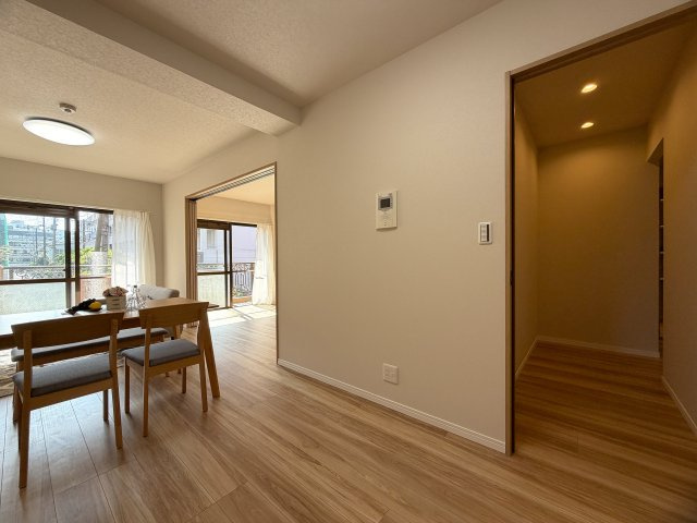美室とはこのコト！！２階でも３面角部屋な上、陽当りも風通りも最高！！ゆいレールも利用できるアフターサービスも付いた、もうコレでしょ！的な、『ライオンズマンション松山』リノベーションの居間・リビング|ゆったりとしたリビングです