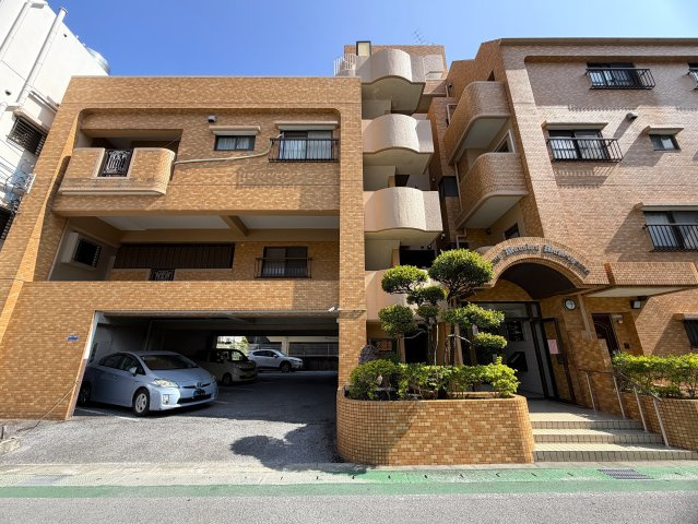 美室とはこのコト！！２階でも３面角部屋な上、陽当りも風通りも最高！！ゆいレールも利用できるアフターサービスも付いた、もうコレでしょ！的な、『ライオンズマンション松山』リノベーション