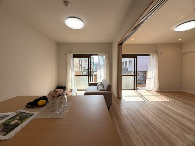 美室とはこのコト！！２階でも３面角部屋な上、陽当りも風通りも最高！！ゆいレールも利用できるアフターサービスも付いた、もうコレでしょ！的な、『ライオンズマンション松山』リノベーションの居間・リビング|使いやすい居間です