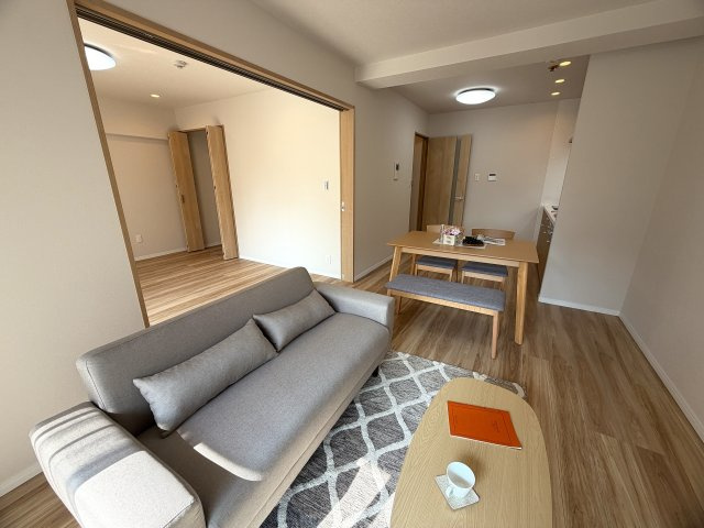 美室とはこのコト！！２階でも３面角部屋な上、陽当りも風通りも最高！！ゆいレールも利用できるアフターサービスも付いた、もうコレでしょ！的な、『ライオンズマンション松山』リノベーションの居間・リビング|おしゃれなリビングです