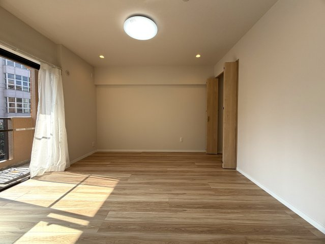 美室とはこのコト！！２階でも３面角部屋な上、陽当りも風通りも最高！！ゆいレールも利用できるアフターサービスも付いた、もうコレでしょ！的な、『ライオンズマンション松山』リノベーションの洋室|ゆったりした洋室です