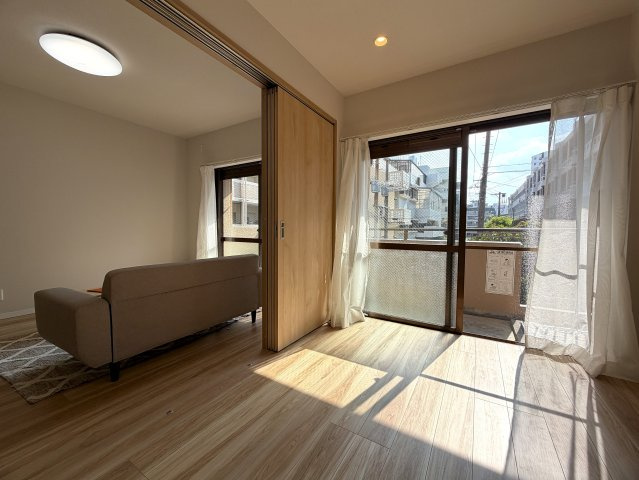 美室とはこのコト！！２階でも３面角部屋な上、陽当りも風通りも最高！！ゆいレールも利用できるアフターサービスも付いた、もうコレでしょ！的な、『ライオンズマンション松山』リノベーションの居間・リビング|こちらの居間で趣味の時間をお楽しみください
