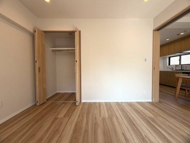 美室とはこのコト！！２階でも３面角部屋な上、陽当りも風通りも最高！！ゆいレールも利用できるアフターサービスも付いた、もうコレでしょ！的な、『ライオンズマンション松山』リノベーションの居間・リビング|おしゃれなリビングです