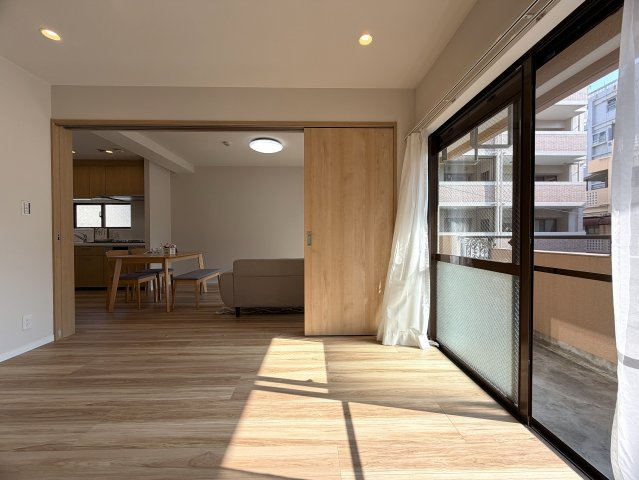 美室とはこのコト！！２階でも３面角部屋な上、陽当りも風通りも最高！！ゆいレールも利用できるアフターサービスも付いた、もうコレでしょ！的な、『ライオンズマンション松山』リノベーションの居間・リビング|ゆったりとした居間です