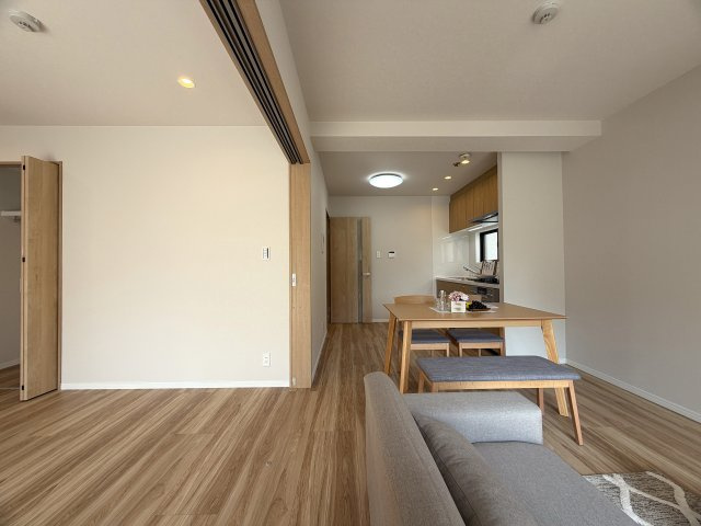 美室とはこのコト！！２階でも３面角部屋な上、陽当りも風通りも最高！！ゆいレールも利用できるアフターサービスも付いた、もうコレでしょ！的な、『ライオンズマンション松山』リノベーションの居間・リビング|使いやすい居間です