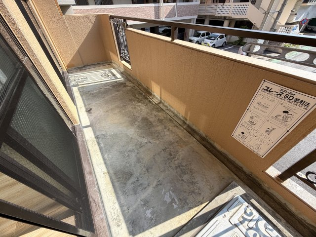 美室とはこのコト！！２階でも３面角部屋な上、陽当りも風通りも最高！！ゆいレールも利用できるアフターサービスも付いた、もうコレでしょ！的な、『ライオンズマンション松山』リノベーションのバルコニー|お洗濯にも便利なバルコニー付き
