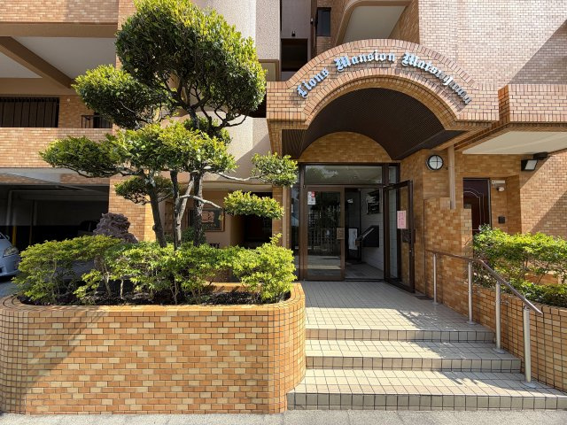 美室とはこのコト！！２階でも３面角部屋な上、陽当りも風通りも最高！！ゆいレールも利用できるアフターサービスも付いた、もうコレでしょ！的な、『ライオンズマンション松山』リノベーションのエントランス|毎日通るエントランスはこのようになっています
