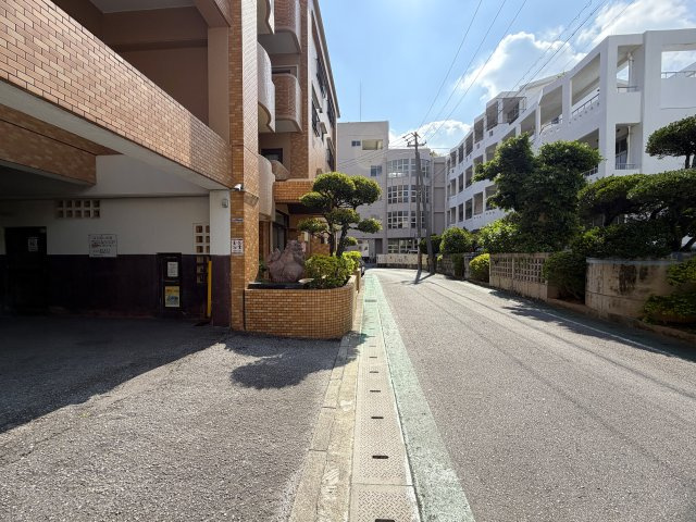 美室とはこのコト！！２階でも３面角部屋な上、陽当りも風通りも最高！！ゆいレールも利用できるアフターサービスも付いた、もうコレでしょ！的な、『ライオンズマンション松山』リノベーションの外観|外観も気になるポイント