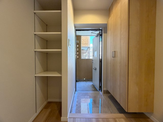 美室とはこのコト！！２階でも３面角部屋な上、陽当りも風通りも最高！！ゆいレールも利用できるアフターサービスも付いた、もうコレでしょ！的な、『ライオンズマンション松山』リノベーションの玄関|明るい玄関です