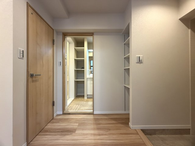 美室とはこのコト！！２階でも３面角部屋な上、陽当りも風通りも最高！！ゆいレールも利用できるアフターサービスも付いた、もうコレでしょ！的な、『ライオンズマンション松山』リノベーションの玄関|きれいな玄関です