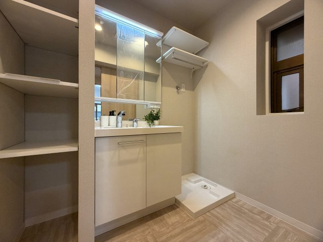 美室とはこのコト！！２階でも３面角部屋な上、陽当りも風通りも最高！！ゆいレールも利用できるアフターサービスも付いた、もうコレでしょ！的な、『ライオンズマンション松山』リノベーションの脱衣所