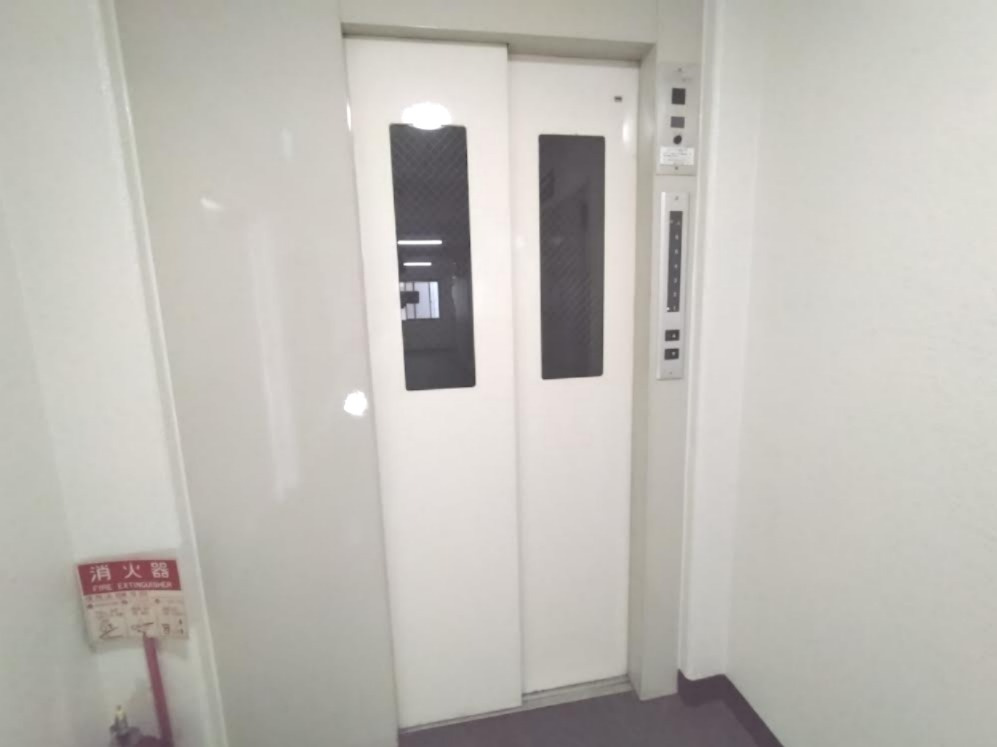 小泉ビルのエントランス