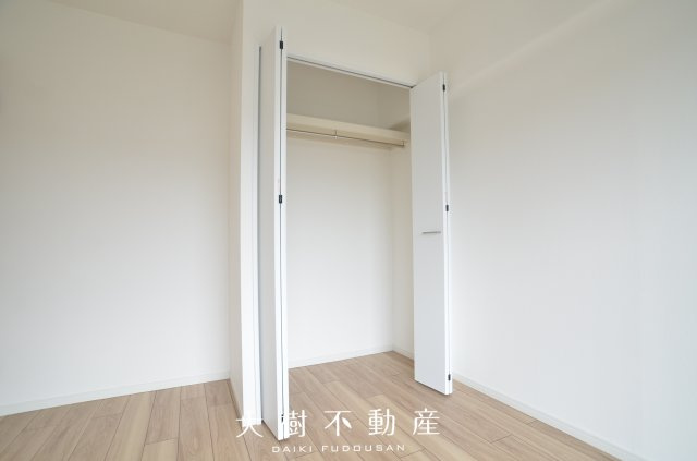 【洋室】 | ペット飼育可　海老名スカイハイツ4階　3ＬＤＫリフォーム済み | 洋室3（5.5帖）クローゼット