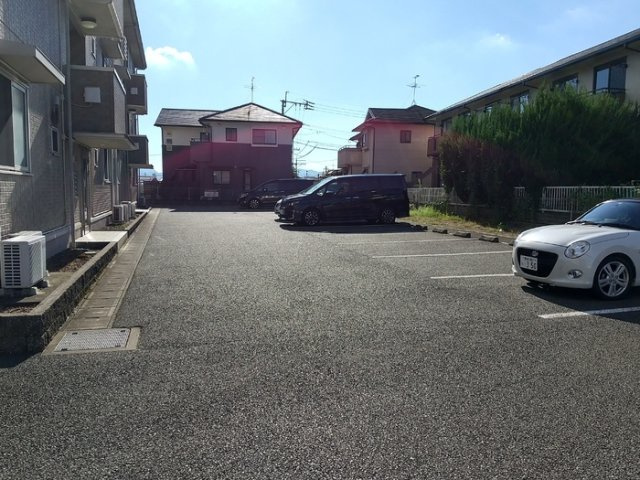 エスペラールの駐車場