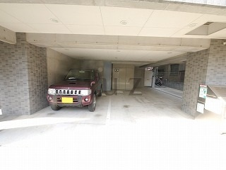 アルトベルク横浜の駐車場