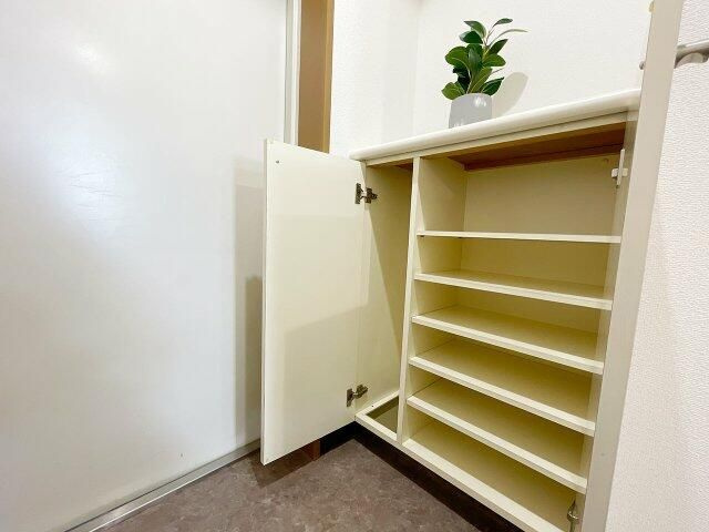 マイナビＳＴＡＹサロン千駄木の玄関