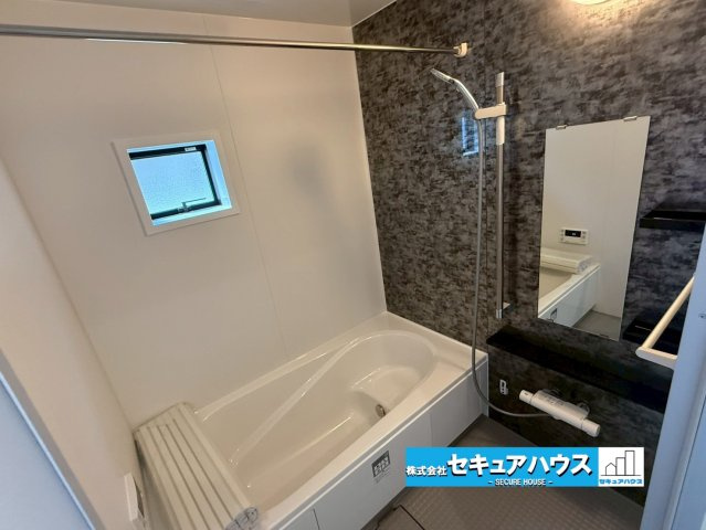 【同施工物件ご案内可能】名古屋市南区白雲町　全2棟の浴室|【浴室イメージ】
◆アクセントパネルで落ち着きのある雰囲気を演出します。毎日の疲れを癒やすバスタイムをお楽しみ下さい！
◆窓付きで、カビの繁殖を抑える効果があります。