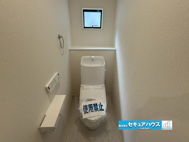 【同施工物件ご案内可能】名古屋市南区白雲町　全2棟のトイレ|【高機能トイレイメージ】
◆高機能トイレの多くは便器のフタの開閉が自動であり、使用後に手動で水を流す面倒もなく非常に便利です。スタイリッシュな見た目で、お掃除しやすく、節水効果が高いです。