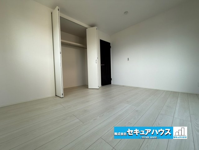 【同施工物件ご案内可能】名古屋市南区白雲町　全2棟の洋室|【洋室イメージ】
◆家族一人ひとりの大切なプライベート空間。趣味に合わせて使って頂けるようシンプルに仕上げてあります。暮らし心地を大きく左右する収納を、適材適所に配置し使い勝手を考慮しました。　