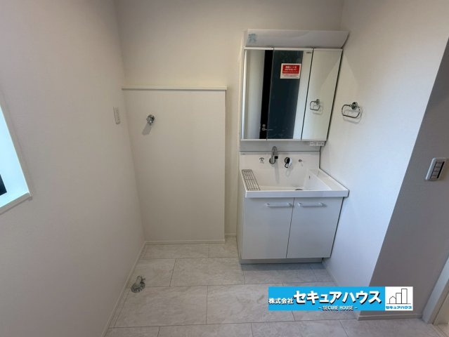 【同施工物件ご案内可能】名古屋市南区白雲町　全2棟の洗面所|【洗面台イメージ】
◆鏡の裏にはたっぷりと収納スペースを標準装備！
◆電源を付属しているのでドライヤーなど利用できます。