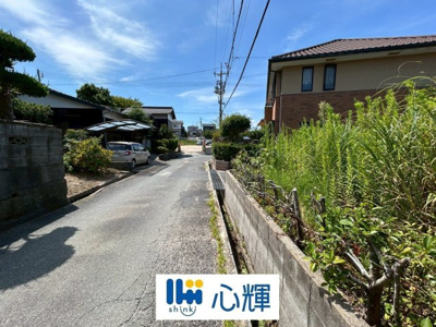 【前面道路含む現地写真】 | 宇部市開6丁目土地（家屋付・764-4、764-23・計2筆）／約174坪・現状渡し