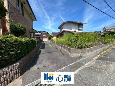 【前面道路含む現地写真】 | 宇部市開6丁目土地（家屋付・764-4、764-23・計2筆）／約174坪・現状渡し