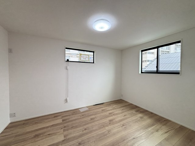 MELDIA北区山田41104③｜名古屋市の戸建ならホームアップの洋室|窓から心地よい光と風を取り込む二面採光。プライベートな時間をゆったりと過ごせる、安らぎの居室空間です。