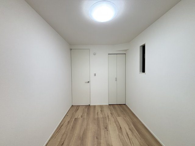 MELDIA北区山田41104③｜名古屋市の戸建ならホームアップの洋室|全室にクローゼットを完備。お洋服や荷物を隠して収納できるので、お部屋をいつも広々スッキリと保てます。