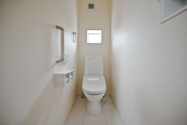 ブルーミングガーデン山本野里2丁目新築戸建て│3LDK+駐車2台可のトイレ|トイレは1階と2階にあり、朝の忙しい時間や来客時にも便利です。窓付きで換気しやすく、白を基調とした清潔感のある空間。手すりや温水洗浄便座も備え、毎日使う場所だからこそ、使いやすさも◎