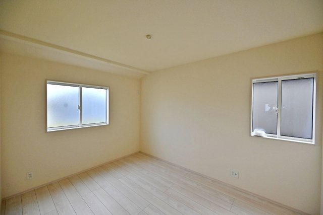 ブルーミングガーデン山本野里2丁目新築戸建て│3LDK+駐車2台可の子供部屋|-洋室6.0帖-
方向に窓を設けた明るいお部屋。外からの視線に配慮した型ガラスを採用し、自然光を取り込みながらプライバシーも守れます。