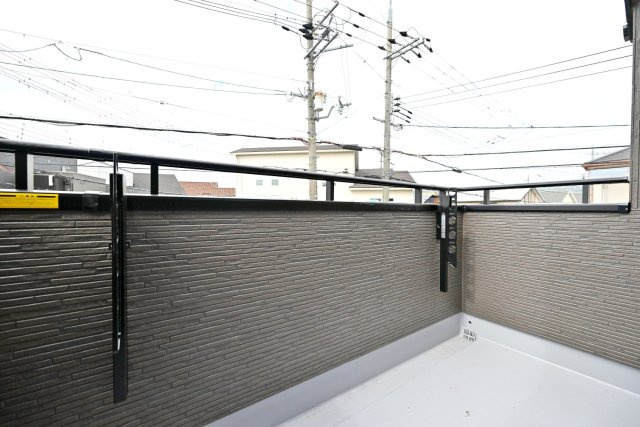 ブルーミングガーデン山本野里2丁目新築戸建て│3LDK+駐車2台可のバルコニー|2階の洋室から出入りできるバルコニー。物干し金物も備えており、洗濯物を干す場所として日常的に活躍。室内から気軽に外へ出られるのも便利な設計です。