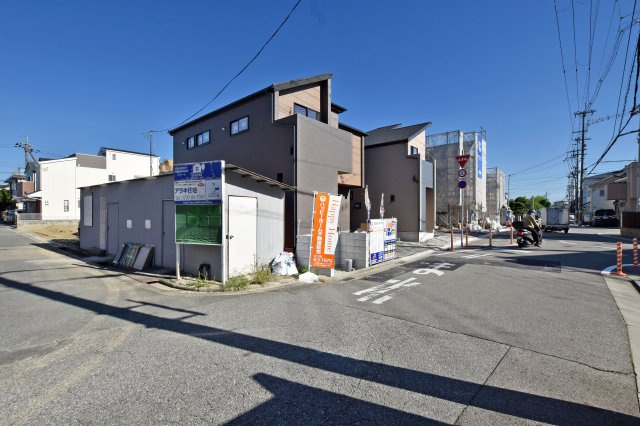 ブルーミングガーデン山本野里2丁目新築戸建て│3LDK+駐車2台可の前面道路含む現地写真|北側道路は約6.4ｍ幅です。