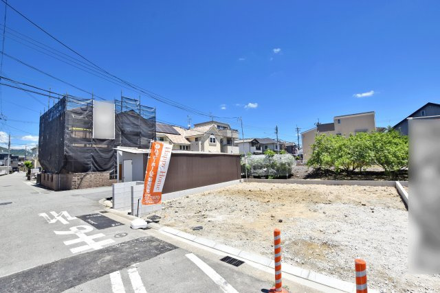 ブルーミングガーデン山本野里2丁目新築戸建て│3LDK+駐車2台可の前面道路含む現地写真|1号棟外観写真になります。
バスで阪急「伊丹」駅12分、バス停「大野」停歩3分の立地です。