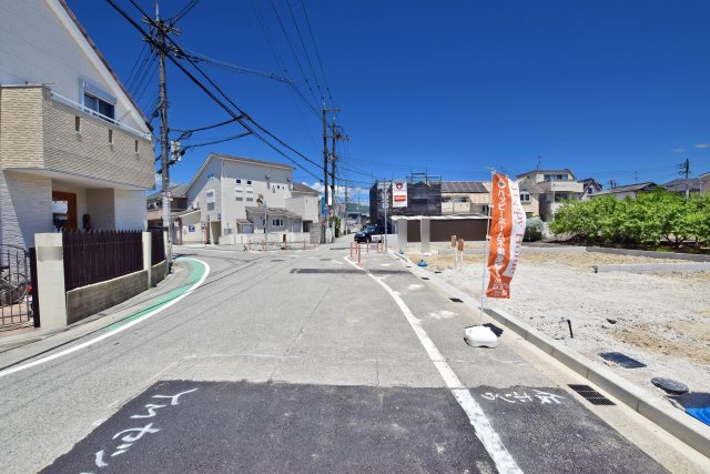 ブルーミングガーデン山本野里2丁目新築戸建て│3LDK+駐車2台可|現地南側から撮影した写真です。前面道路は西側7.6ｍ公道です。