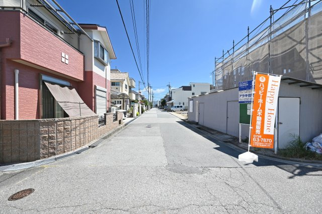 ブルーミングガーデン山本野里2丁目新築戸建て│3LDK+駐車2台可|現地南側から撮影した写真です。前面道路は西側7.6ｍ公道です。