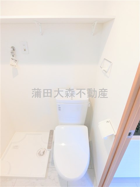 サザンゲート蒲田のトイレ|棚と温水洗浄便座付きのトイレ