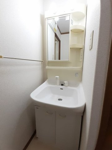 ハイツ　ロジュマンＢの洗面所|ゆったりとスペースのある洗面所