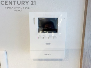 訪問者が来たときにテレビ画面で確認できるため、安心してドアを開けられます。録画機能があるものもあり、留守中に来訪者を記録しておくことができます。利便性が高く、セキュリティ面でも安心です。