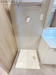 洗濯物の仕分け作業がしやすく、整理整頓が容易になります。洗濯音や湿気を他の部屋に持ち込まず、生活環境を快適に保ちます。上部を活用すれば収納スペースを確保でき洗剤や洗濯用品の整理もしやすくなります。
