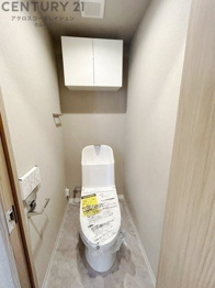 温水洗浄便座付トイレは温水洗浄機能により、暖かい水でおしりを洗浄することができ、冷たい水を使う従来の便座に比べ、温水洗浄機能で暖かいトイレを提供し、快適な使用を可能にします。
