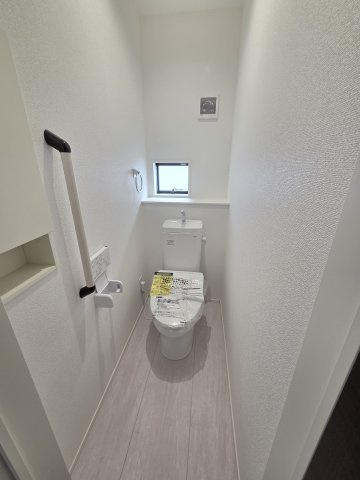 新築　太田市岩松町2期　1号棟　GRAFAREのトイレ|現地写真　トイレは温水洗浄機能付きです！手すりもついているので小さいお子様からご年配の方まで使いやすいですよ！