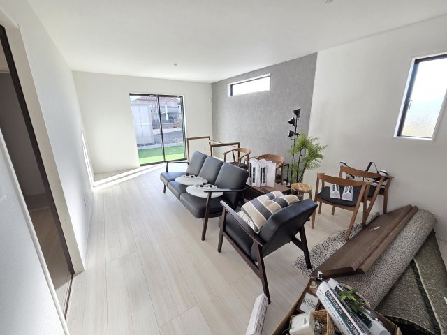 新築　太田市岩松町2期　1号棟　GRAFAREの居間・リビング|現地写真　広々18帖のリビング！家族団らんを楽しめそうです♪