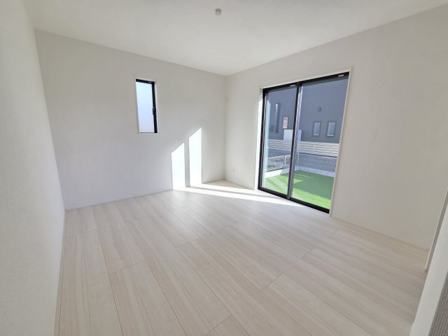 新築　太田市岩松町2期　1号棟　GRAFAREの洋室|現地写真　7.5帖の洋室です。2面採光なので風通しがよく明るいお部屋です。